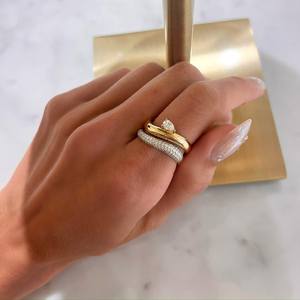 Elegante Anillo Ondulado con Diamantes Pavé, Anillo de Cóctel Curvo de Oro Puro de 18K con Diamantes Cultivados en Laboratorio, Anillo de Forma Libre, Anillo de Compromiso - Product Image 3