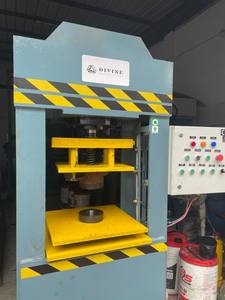 Presse hydraulique industrielle à double colonne à cadre fixe de 80 tonnes avec moteur et pompe pour tôles et moulage - Product Image 4