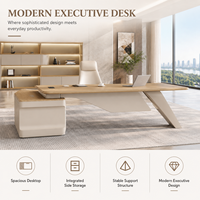 Bureau de direction en forme de L, bureau d'angle moderne avec ports d'alimentation escamotables, meuble de rangement beige, plateau en bois clair