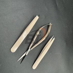 Pinzas para cejas recubiertas de color beige con tijera de resorte extra afilada Juegos de cejas de acero sostenible Logotipo grabado personalizado - Product Image 4