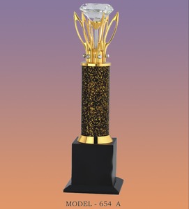 Trofeo de estrella de resina dorada de primera calidad sobre base de cristal negro Logotipo grabado individualmente para eventos y competiciones - Product Image 3