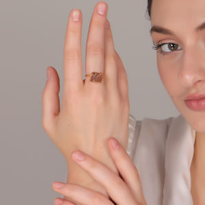 Bague brute en quartz fraise Dua Bague en or ajustable avec pierres précieuses brutes - Product Image 5