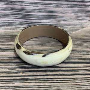 Brazaletes de Cuerno de Búfalo Hechos a Mano de Primera Calidad, Modernos, Duraderos, Ecológicos, con Técnica de Pulido - Product Image 1