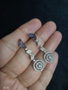 INDIEN DERNIER STYLE À LA MODE AMERICAN AD CLASSIC DESIGNER AD BOUCLES D'OREILLES ENSEMBLE DE BOUCLES D'OREILLES POUR FEMMES ET FILLE ET AMÉRICAIN AD ENSEMBLE DE BOUCLES D'OREILLES - Product Image 2