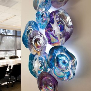 Sculpture murale en acrylique soufflé sur mesure Vincentaa avec des oiseaux pour les intérieurs d'hôtels et de bureaux - Product Image 2