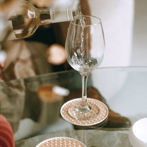 Ensemble moderne d'inspiration tropicale côtière de quatre sous-verres en rotin naturel meilleure vente tapis et coussinets élégants pour tables - Product Image 2