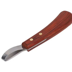 Couteau à sabots léger personnalisé de qualité supérieure pour vétérinaire, outil de maréchal-ferrant avec manche en bois pour le soin des animaux - Product Image 3