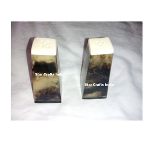 Salières et poivrières en corne naturelle au design personnalisé, avec insert tamiseur en carton et couvercle en papier, pour herbes et épices, provenance Inde - Product Image 4