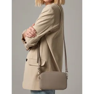 Sac fourre-tout structuré personnalisable à bandoulière pour merchandising – Produit promotionnel haut de gamme - Product Image 1