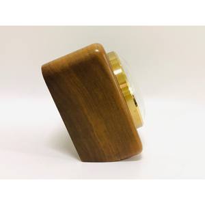 Horloge de table en bois encourage l'appréciation des objets simples et bien faits, sa présence élégante ajoute de la profondeur et de la texture. - Product Image 6