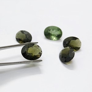 Genuino 1.18Ct moldavita Natural ovalada suelta facetada 5x7MM piedras preciosas sueltas fabricación de joyas gemas y piedras venta a granel OEM - Product Image 1