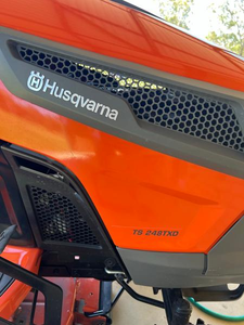 Tondeuse autoportée Husqvarna d'occasion, 48 pouces de coupe, à vendre – Fournisseur de tracteurs de jardin, expédition immédiate - Product Image 5