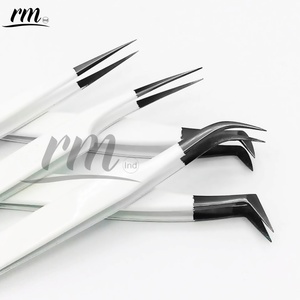 Pinzas para Pestañas RMI de Alta Calidad, Acero Inoxidable, Punta de Plasma Negra y Recubrimiento en Polvo Blanco, Agarre Plano - Product Image 6