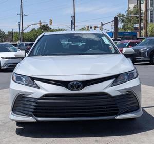 Grandes Ahorros 2023 Toyota Camry LE, un motor de cuatro cilindros de 2.5L de bajo consumo. - Product Image 1