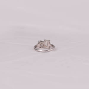 Anillo de Compromiso con Diamante Cultivado en Laboratorio de 4.5 CT, Corte Esmeralda Ascher, Oro Blanco Sólido de 14KT, Certificado IGI, Engaste de Bisel, Moderno para Mujer - Product Image 4