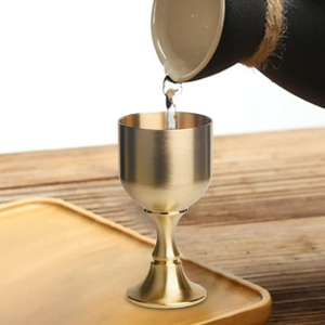 Copa de latón en oro Acabado con diseño simple Perfecto para servir cerveza Champagne Opción elegante y duradera de artículos para bebidas - Product Image 5