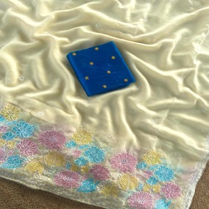 Sari de Chifón de Vidrio Puro VASTRA COTTAGE con Panel Floral Bordado en Toda la Superficie con Blusa de Contraste para Fiestas - Product Image 4