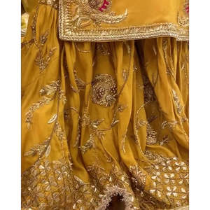 Ensemble Sharara de Mariée Pakistanaise Jaune Moutarde de Luxe, Broderie Main Lourde et Travail Gota, pour Femme, Mariage, Mehndi, Mayoun, Gharara - Product Image 5