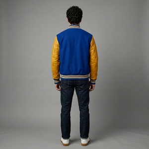 Chaqueta Universitaria Azul Rey con Detalles Dorados, Cuerpo de Lana, Mangas de Cuero, Cuello y Puños de Punto Acanalado, Cierre Frontal con Broches, Logotipo Personalizado, Ropa Urbana para Hombre - Product Image 2