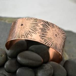 Pulsera de cobre moderna para mujer, joyería minimalista elegante, brazalete pulido elegante o diseño de puño, accesorio ligero - Product Image 4