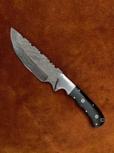 Couteau de camping à lame en acier damassé fait à la main personnalisé avec manche en corne pour Skinner et chasse pour extérieur personnalisable OEM. - Product Image 4