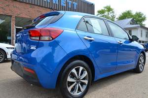 Kia Rio5 S Wagon FWD Azul 2024 Usado, con Techo Solar, Arranque Remoto, Asientos de Cuero, Paquete Premium, Ruedas de Acero, Sistema de Navegación - Product Image 3