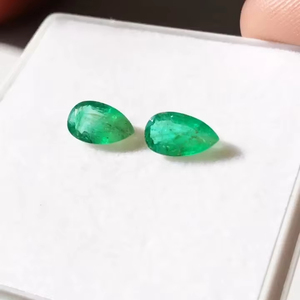 Hermoso par de esmeralda de calidad AAA corte de pera natural Origen de Zambia con bonito color verde para pulir cualquier joyería - Product Image 1