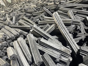 CHARBON DE BOIS DE SCIE MEILLEUR VENDEUR POUR BBQ, FABRIQUÉ AU VIETNAM PAR BIWOOD COMPANY, SANS ODEUR ET SANS FUMÉE, PRÊT À L'EXPORTATION - Product Image 3