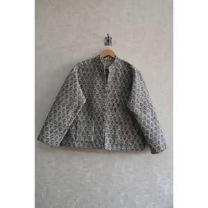 Veste d'hiver pour femme en coton tissé matelassé réversible écologique faite à la main, imprimé floral en blocs, manches longues, boutonnée - Product Image 1