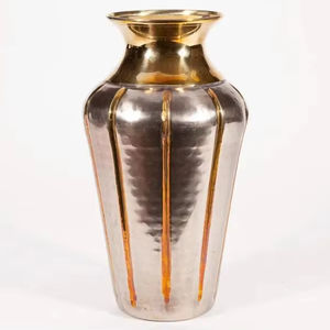 Vase décoratif vintage en laiton avec motif floral en acrylique pour la décoration intérieure ou les cadeaux à un prix raisonnable en métal - Product Image 1