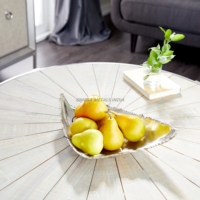 Plateau de service rectangulaire doré chic avec base en verre et poignées élégantes, parfait pour les réceptions élégantes et les accents de maison