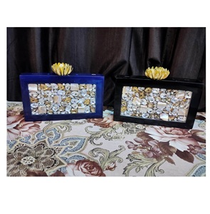 กระเป๋าคลัทช์สำหรับผู้หญิงทำจากยางเรซินหัตถกรรมอินเดีย - Product Image 3