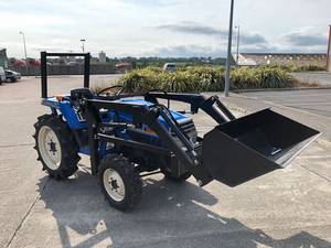 Tracteur compact LANDHOPE TU197F 19HP 4WD + NOUVEAU chargeur frontal |   1.3L 3 cylindres Diesel |   Direction assistée |   9F/3R |   Capacité de levage de 300 kg - Product Image 1