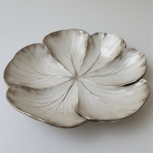 Servidor de fruta seca de triple hoja de aluminio Premium en acabado dorado pulido Diseñado para interiores de comedor decorativos y servir. - Product Image 2