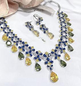 Conjunto de Collar y Aretes de Diseño de Alta Calidad en Latón Plateado con Piedras de Circonia Cúbica para Boda, Compromiso, Fiesta, Estilo Clásico Moderno para Mujer - Product Image 3