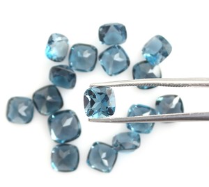 Topaze bleue de Londres naturelle de qualité AAA 6x6 pour la fabrication de bijoux-Pierre bleue par le fabricant de pierres précieuses émeraude - Product Image 2