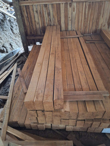 Troncos redondos de teca de alta calidad con corteza, madera lista para exportación para pisos - Product Image 5