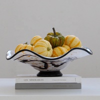 Bixuan handgemaakte soda-lime ivoorwitte wolkvormige mondgeblazen glazen schaal met zwarte rand, golvende rand, voet en modern kunstfruitdecor.