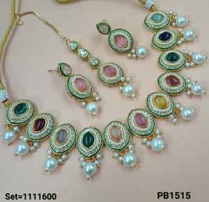 Collier ras du cou indien fantaisie traditionnel et à la mode couleur or Kundan perle boucles d'oreilles ensemble avec Mangtikka pour femmes et filles - Product Image 2