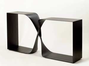 Table console noire épaisse et arrondie avec un design minimaliste contemporain audacieux pour les intérieurs modernes et élégants - Product Image 2