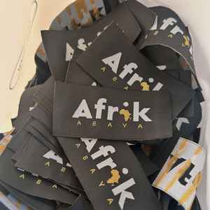 Personnalisé 100 Vêtements Tissé Vêtement Tissu Étiquette 2x5cm Haute Qualité Fin Pli/Centre Pli avec Logo Les Plus Chaudes Techniques D'estampage À Chaud - Product Image 4