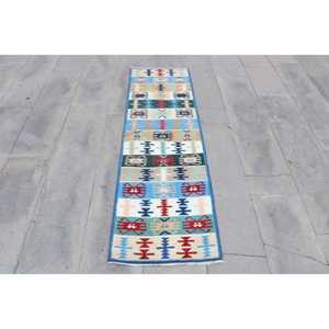 Alfombra vintage estilo runner de 1.8x5.9 pies (55x179 cm), alfombra turca azul con motivos de plantas y árboles - Product Image 1