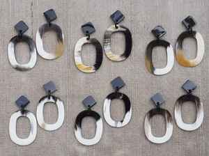 Boucles d'oreilles vintage en corne de bœuf sculptées à la main, forme ronde, finition brillante, légères, bijoux fantaisie, artisanat naturel de haute qualité - Product Image 2