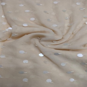 Tissu en mousseline de soie brodé à la main - Product Image 3