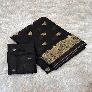 ผ้าส่าหรีวิสโคสชินนอนสำหรับผู้หญิง พร้อมลายใบไม้แบบจาการ์ดและขอบผ้าซาติน ผลิตในอินเดีย มีสินค้าในสต็อก - Product Image 1