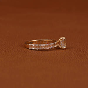 Anillo de compromiso de diamante cultivado en laboratorio de corte esmeralda de lujo chapado en oro de 18 quilates, joyería de boda de moda para mujer, pavé de diamante lateral IGI - Product Image 5