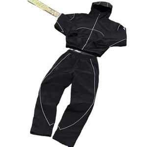 ชุดวอร์มผู้ชายแบบมีฮู้ดสำหรับฤดูหนาว ผลิตตามสั่งแบบ OEM ขายส่ง ผ้าโพลีเอสเตอร์/คอตตอน ระบายอากาศได้ดี สะท้อนแสง 3M  พร้อมเสื้อแจ็คเก็ตและกางเกง - Product Image 1