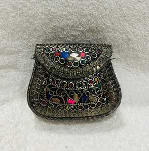 Pochette Métallique Dorée de Luxe pour Femmes Conçue pour un Style Glamour du Soir Sac de Soirée de Luxe avec Bandoulière Chaîne - Product Image 2