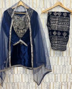 Pantalon de tailleur en velours stylisé avec Dupatta orné d'une broderie lourde et d'une séquence scintillante, parfait pour la fête - Product Image 4