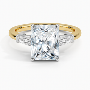 Anillo de Diamantes con Corte Radiante, Tres Piedras, 3 Quilates, Piedras Laterales Cónicas Baguette, Oro Amarillo, Joyería de Compromiso, Certificado IGI, Lujo - Product Image 1